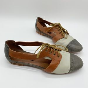 Steve Madden Tan and Cream Cutout Loafers